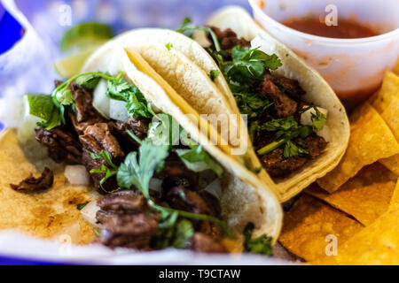 Deux Carne asada tacos avec cilatro et l'oignon sur tortilla de maïs. Banque D'Images