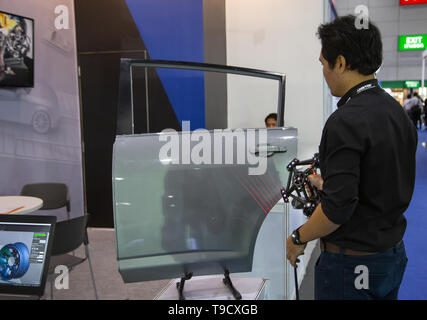 Bangkok, Thaïlande - 10 mai 2019 : technicien industriel CMM portable scanner pour l'inspection porte de voiture à Intermach 2019 Banque D'Images