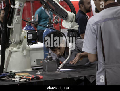 Bangkok, Thaïlande - 10 mai 2019 : technicien industriel bras robotisé dans Intermach 2019 Banque D'Images