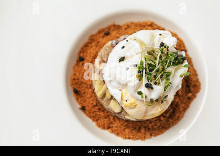 Tartare de hareng avec œuf poché sur plaque, closeup Banque D'Images