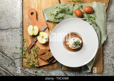 Tartare de hareng avec œuf poché sur tableau Banque D'Images