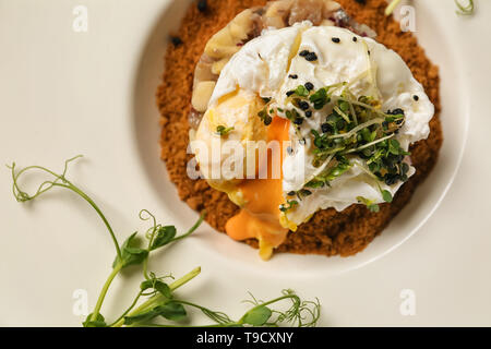 Tartare de hareng avec œuf poché sur plaque, closeup Banque D'Images