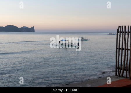 El Nido, Palawan - 26FEB2019 - bateaux de pêche dans la région de El Nido, Palawan au cours du soleil. Banque D'Images
