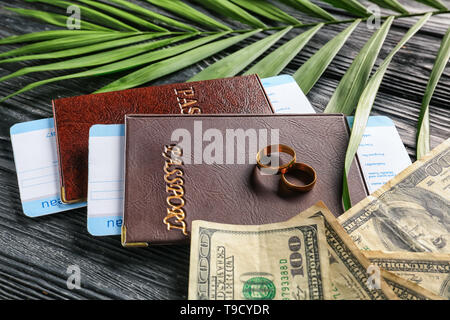 Les anneaux de mariage, l'argent et les passeports sur table. Mariage de convenance Banque D'Images
