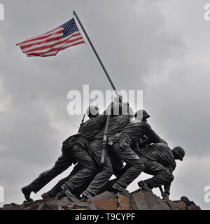 Le U.S. Marine Corps War Memorial, qui décrit la montée du drapeau américain au cours de la bataille d'Iwo Jima DURANT LA SECONDE GUERRE MONDIALE. Banque D'Images