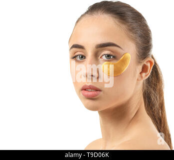 Belle jeune femme avec sous-eye patch sur fond blanc Banque D'Images