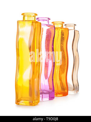 Beaux vases de verre sur fond blanc Banque D'Images