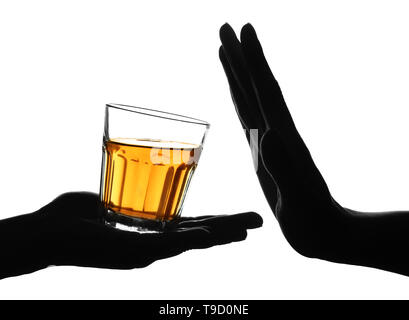 Femme refusant de boire du whisky sur fond blanc. Concept de l'alcoolisme Banque D'Images