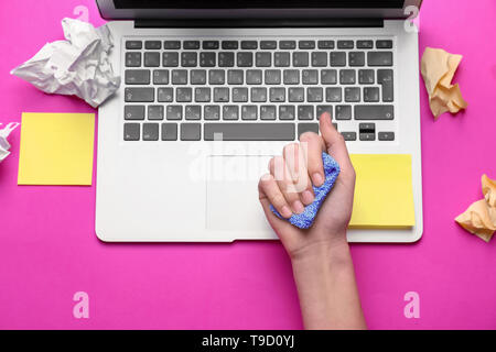 Femme avec de la plasticine anti-stress sur le lieu de travail Banque D'Images