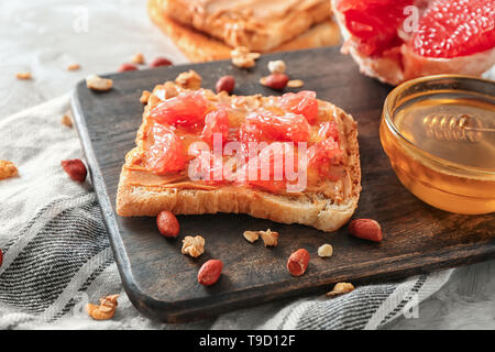 Carte avec sweet pain grillé et de miel sur la table, gros plan Banque D'Images