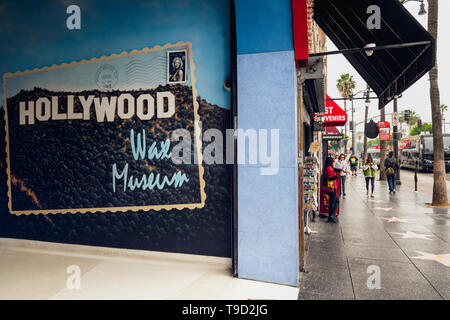 Hollywood Walk of Fame au matin. Coin de Hollywood Wax Museum et touristes marcher sur les étoiles. Los Angeles, Hollywood, Californie, le 14 mai, 2019 Banque D'Images