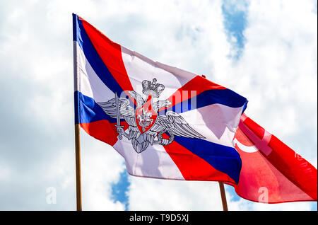 Samara, Russie - Mai 9, 2019 : Drapeaux du ministère de la défense et de drapeau de la victoire contre le ciel Banque D'Images