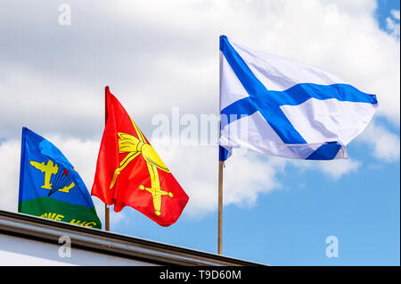 Samara, Russie - Mai 9, 2019 : drapeaux des troupes aéroportées, forces de terre et de la Marine de la Fédération de Russie contre le ciel Banque D'Images