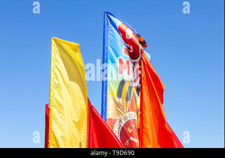 Samara, Russie - 10 mai 2019 : maison de vacances drapeaux voltigeant sur le fond bleu du ciel, le jour de la Victoire en Banque D'Images