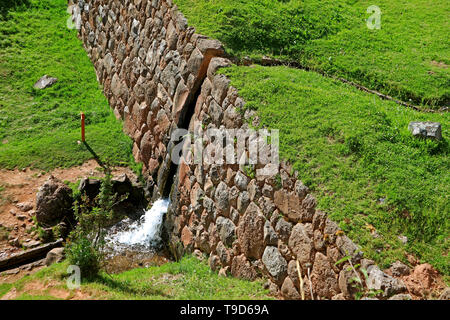 L'Eau naturelle en plein air Satellite de Tipon, site archéologique dans la Vallée Sacrée des Incas, région de Cuzco, Pérou, Amérique du Sud Banque D'Images