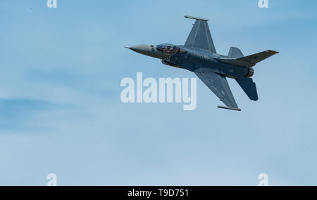 Le Major de l'US Air Force Garret 'Toro' Schmitz, F-16 Viper et commandant de l'équipe de démonstration pilote, vole dans une sortie à l'Airshow pratique démonstration Joint Base Langley-Eustis, Virginie, le 17 mai 2019. Air Combat Command les pilotes doivent compléter une formation rigoureuse et recevoir l'accréditation de quatre niveaux d'United States Air Force le leadership avant qu'ils peuvent gagner le titre de commandant de l'équipe de démonstration. (U.S. Air Force Photo par le Sgt Tech. Carlin Leslie) Banque D'Images