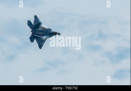 U.S. Air Force Maj Paul Lopez, F-22 Raptor de l'équipe de démonstration pilote, vole dans une sortie à l'Airshow pratique démonstration Joint Base Langley-Eustis, Virginie, le 17 mai 2019. Air Combat Command les pilotes doivent compléter une formation rigoureuse et recevoir l'accréditation de quatre niveaux d'United States Air Force le leadership avant qu'ils peuvent gagner le titre de commandant de l'équipe de démonstration.(U.S. Air Force Photo par le Sgt Tech. Carlin Leslie) Banque D'Images