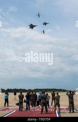 Les spectateurs regardent le Major de l'US Air Force Garret Schmitz, F-16 Viper et commandant de l'équipe de démonstration pilote, U.S. Air Force Maj Paul Lopez, F-22 Raptor de l'équipe de démonstration pilote, Jim Beasley et Andrew Mckenna, l'armée de l'Air Vol du patrimoine Fondation P-51 voler des pilotes dans un navire 4 syllabus Vol du patrimoine sortie à Joint Base Langley-Eustis, Virginie, le 17 mai, 2019. Air Combat Command les pilotes doivent compléter une formation rigoureuse et recevoir l'accréditation de quatre niveaux d'United States Air Force le leadership avant qu'ils peuvent gagner le titre de commandant de l'équipe de démonstration. (U.S. Photo de l'Armée de l'air par la Haute Airma Banque D'Images