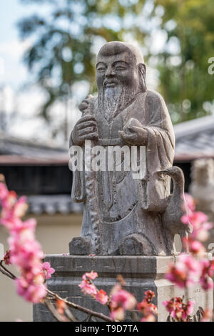 Temps de printemps sur l'Arhat Arashiyama (嵐山羅漢). 500 statues de la plus haute et plus proches disciples de Bouddha en face de Hogon-en sous-temple de Tenryu-ji. Banque D'Images