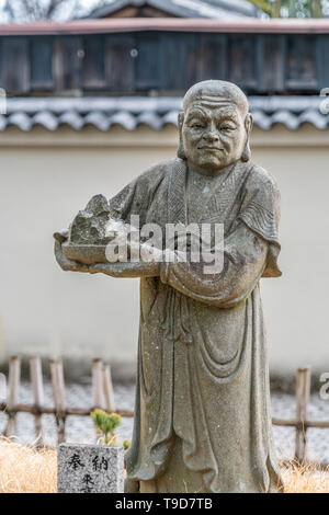 Temps de printemps sur l'Arhat Arashiyama (嵐山羅漢). 500 statues de la plus haute et plus proches disciples de Bouddha en face de Hogon-en sous-temple de Tenryu-ji. Banque D'Images