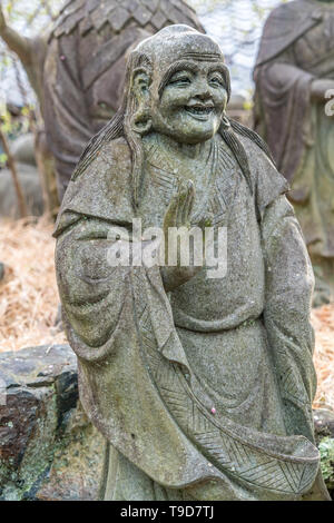 Temps de printemps sur l'Arhat Arashiyama (嵐山羅漢). 500 statues de la plus haute et plus proches disciples de Bouddha en face de Hogon-en sous-temple de Tenryu-ji. Banque D'Images