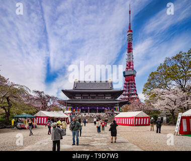 5 avril 2019 : Tokyo, Japon - Visiteurs à Zozoji temple bouddhiste dans la saison des cerisiers en fleur, avec la Tour de Tokyo. Banque D'Images