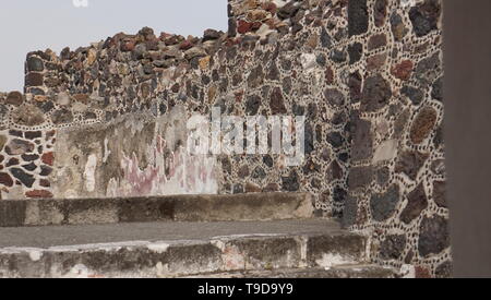 Les anciens murs de Téotihuacan, 'ville des Dieuxs', construits durant l'ère pré-aztèque et pré-colombienne, et site touristique. Près de Mexico, Mexique. Banque D'Images