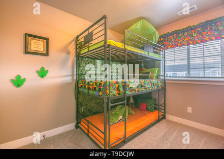 Cette chambre confortable à l'intérieur avec un lit superposé triple colorée pour les enfants Banque D'Images