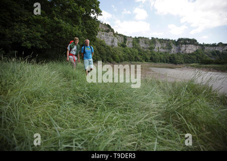 Deux alpinistes hommes célèbrent leur succès montée à Lancaut falaises de l'Angleterre/Pays de Galles frontière. Banque D'Images