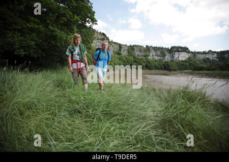 Deux alpinistes hommes célèbrent leur succès montée à Lancaut falaises de l'Angleterre/Pays de Galles frontière. Banque D'Images