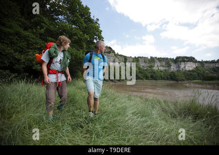 Deux alpinistes hommes célèbrent leur succès montée à Lancaut falaises de l'Angleterre/Pays de Galles frontière. Banque D'Images