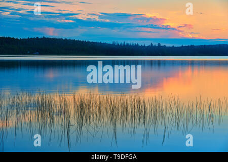 Réflexion sur le Lac des Sables Belleterre au coucher du soleil, Québec Canada Banque D'Images