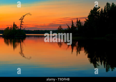 Réflexion sur le Lac des Sables Belleterre au coucher du soleil, Québec Canada Banque D'Images