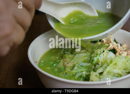 Lei Cha ou au sol, un thé chinois traditionnel du sud boisson à base de thé ou de grue, chinois hakka food Banque D'Images