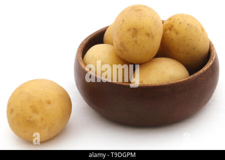 Tout frais les pommes de terre dans un bol sur fond blanc Banque D'Images