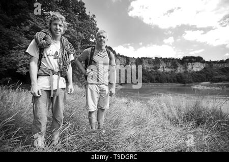 Deux alpinistes hommes célèbrent leur succès montée à Lancaut falaises de l'Angleterre/Pays de Galles frontière. Banque D'Images