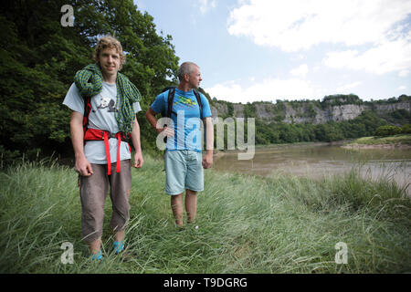 Deux alpinistes hommes célèbrent leur succès montée à Lancaut falaises de l'Angleterre/Pays de Galles frontière. Banque D'Images