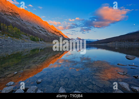 La lumière sur la dernière gamme Colin reflété dans le lac Medicine Jasper National Park, Alberta, Canada Banque D'Images