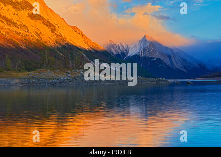 La lumière sur la dernière gamme Colin reflété dans le lac Medicine Jasper National Park, Alberta, Canada Banque D'Images