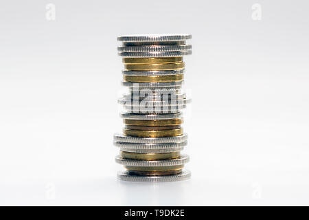 Pile de pièces de monnaie danoise mixte avec un fond blanc. Le krone est la monnaie officielle du Danemark, le Groenland et les Îles Féroé. Banque D'Images