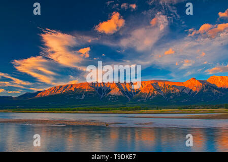 Les nuages reflètent dans le lac Abraham au lever du soleil. Les montagnes Rocheuses canadiennes. David Thompson Highway Alberta Canada Banque D'Images