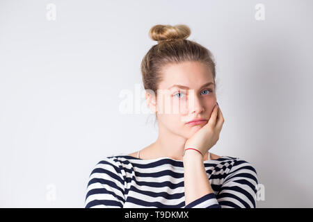 Jeune femme triste malheureux ressentir la douleur sur ses dents isolé sur fond blanc, le mal, le malheur, la santé, la médecine, la notion d'aide Banque D'Images