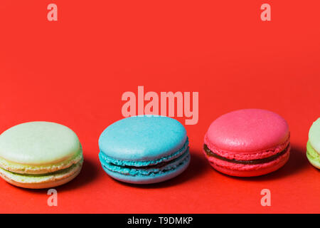 Close up of French macarons sur fond rouge avec copie espace Banque D'Images