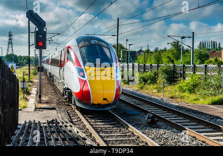 La gare de Grantham, Lincolnshire, Angleterre. Le London North Eastern Railway (LNER) s'arrête en train de voyageurs Azuma Grantham station sur la côte Est de l'itinéraire. Les trains Azuma est entré en service en mai 2019 à partir de King's Cross à Yorkshire. Banque D'Images