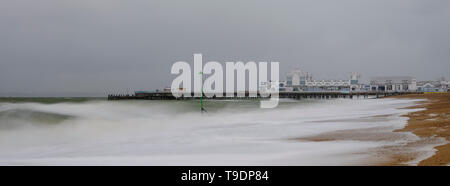 Southsea, UK - 4 Avril 2019 : une mer, vitesse d'obturation lente et jetée de Sandown, Hampshire, Royaume-Uni Banque D'Images