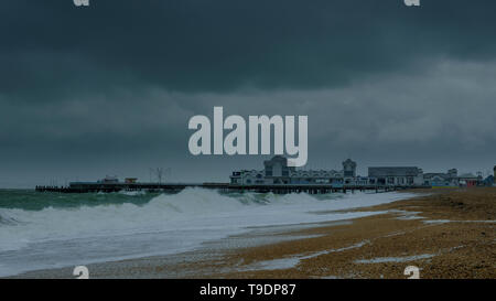 Southsea, UK - 4 Avril 2019 : une mer, vitesse d'obturation lente et jetée de Sandown, Hampshire, Royaume-Uni Banque D'Images