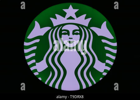 RIYADH, ARABIE SAOUDITE - le 17 décembre 2018 : Le logo de Starbucks, avec un fond noir Banque D'Images