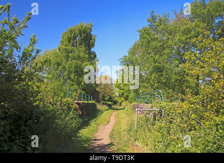 Une vue le long des tisserands Way sentier près de l'ancienne gare à Felmingham, Norfolk, Angleterre, Royaume-Uni, Europe. Banque D'Images