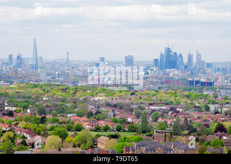 Photographié d'Severndroog castle sur Shooter's Hill, cCentral et à l'Est de Londres, le contraste des gratte-ciels modernes et anciennes maisons victoriennes Banque D'Images