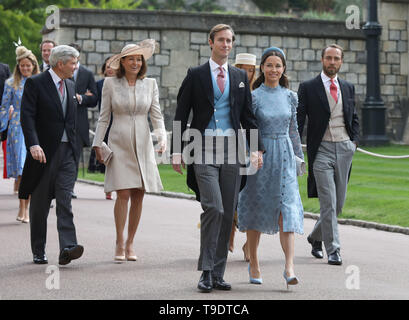 (De gauche à droite) Michael et Carole Middleton, James Matthews, Pippa Middleton et James Middleton arriver en avance sur le mariage de Lady Gabriella Windsor et Thomas Kingston à la Chapelle St George du château de Windsor. Banque D'Images